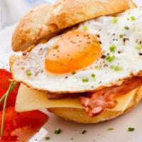 Huevo y Queso con Tocineta Torta · Egg sandwich with bacon.