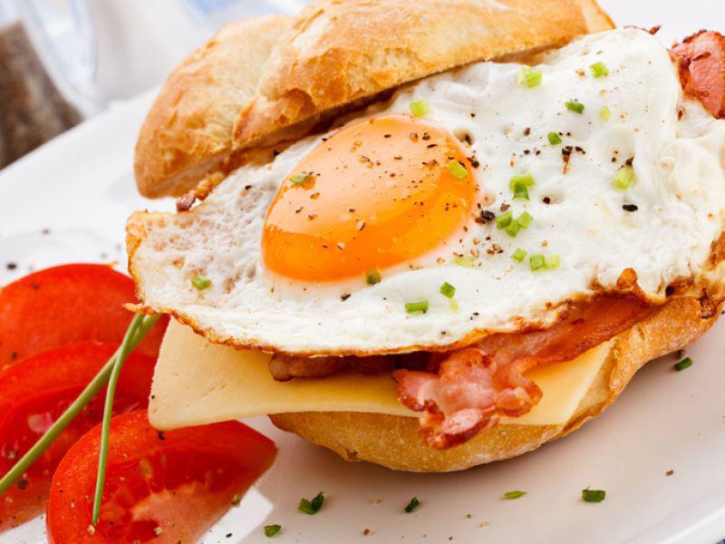 Huevo y Queso con Tocineta Torta · Egg sandwich with bacon.