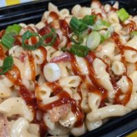 BBQ Chicken Mac n Cheese  · Creamy mac n cheese with BBQ chicken, bacon, and BBQ sauce mixed in, topped with green onion.