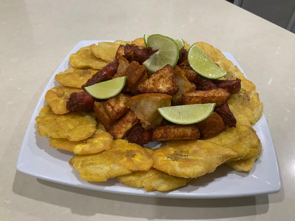 Picaderas Dominicanas con Mariscos · Chicharron de pollo, Longaniza, Salami, Queso y Pescado Frito
