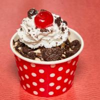 Sundae · Ice cream sundae with toppings, whipped cream and a cherry.