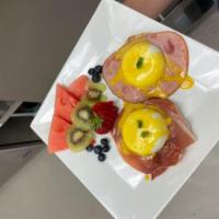 Egg Benedict · 2 poached eggs, English muffin, with hollandaise served with salmon, ham or prosciutto.