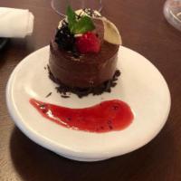 Tarta de Tres Chocolates  · Chocolate mousse, white chocolate, chocolate glaze, raspberry jam.
