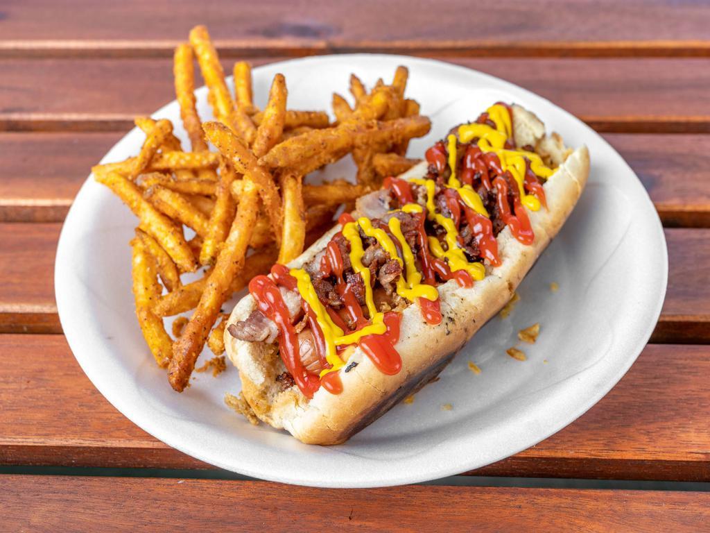 3. Hot Dog con Cebolla Crujiente, Cheddar y Bacon Ahumado Acompanado con Patatas Fritas · 