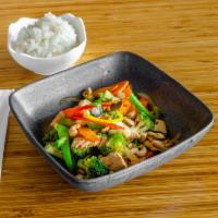 Roated Thai Chili Sauce Stir Fry · Onion, green bell pepper, carrot, broccoli, basil, and cashew nut.