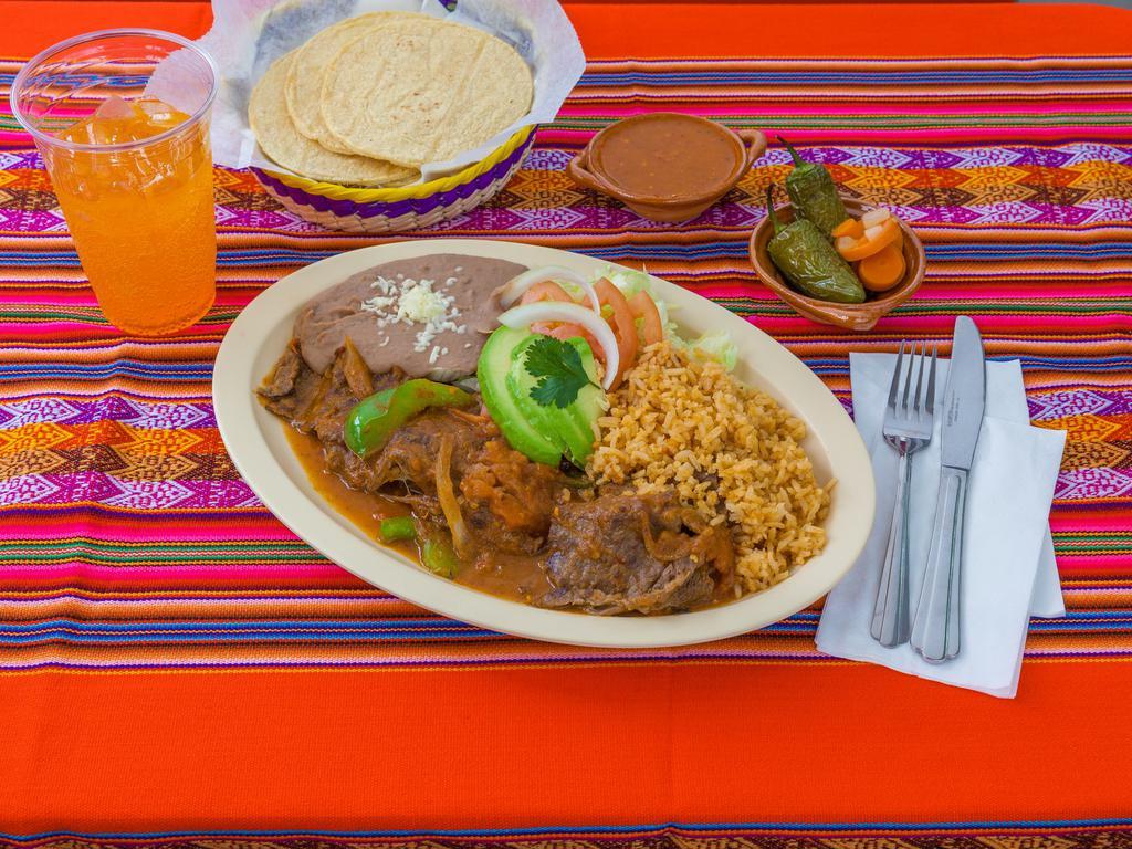 Bistec Ranchero Platillo · Servidos con arroz, frijoles y ensalada. Served with rice, beans and salad.