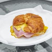 Croissant Jamon y Queso · Croissant with ham and cheese.