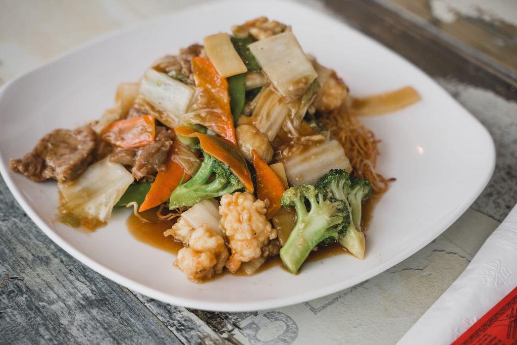 Combination Crispy Fried Noodle 本楼两面黄 · vegetables with chicken, beef, and shrimp