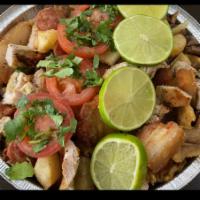 Picada  sabores latinos · Chorizo , pork skin, steak , grill chicken, tostones