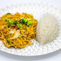 Yakisoba · Yakisoba noodles stir-fried with cabbage, carrots and broccoli.