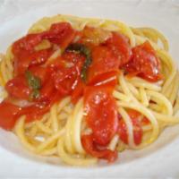 Perciatelli al Fileto · Thick spaghetti with fresh tomato sauce, onions and bacon.