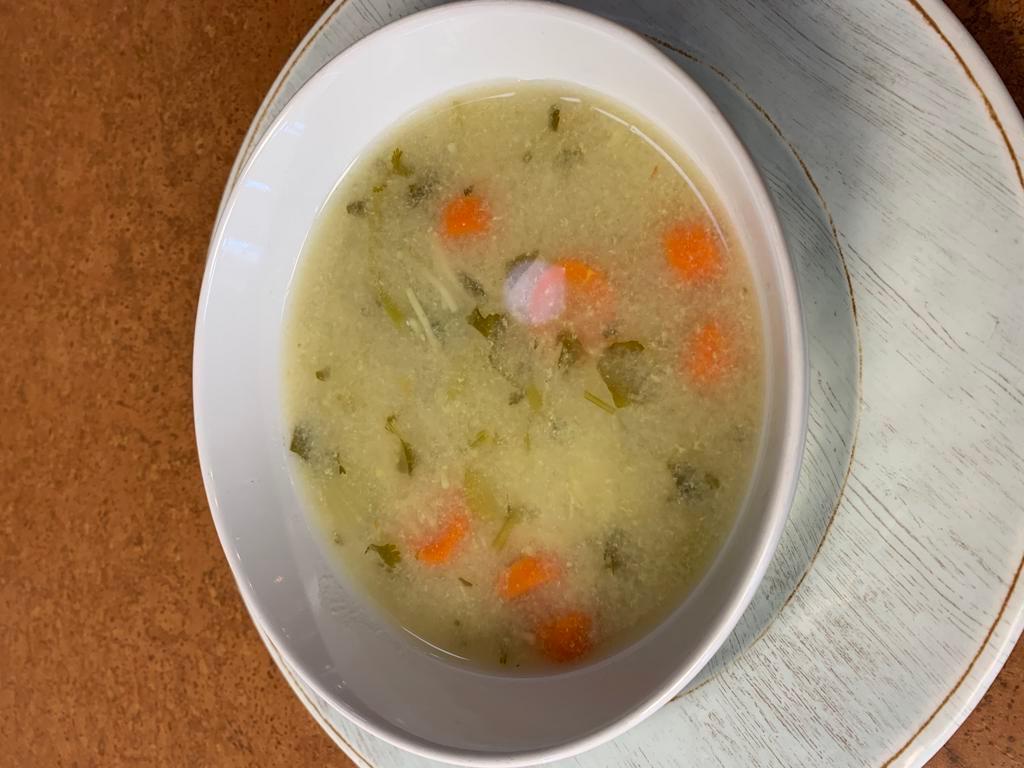 Sopa de Pollo 16 oz · sopa de pollo con fideos papas y zanahorias