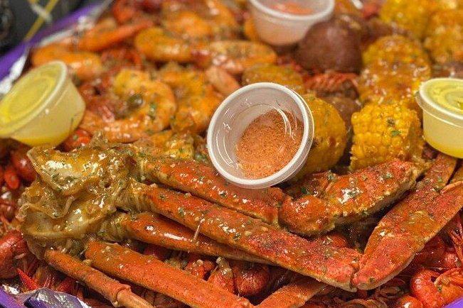 Boil Seafood Platter · 2 Clusters of boiled Snowcrabs, 15 Boiled shrimp, 2 sausages, 4 corns, 4 potato all season with garlic butter  seafood sauce.  (Crawfish Seasonal)