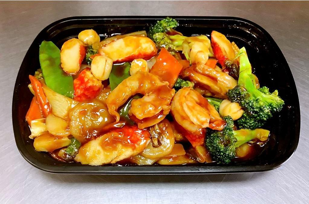 S01. Seafood Delight海鲜大会 · Scallops, jumbo shrimp, crab meat, sauteed with assorted Chinese vegetables.