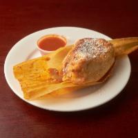 Chuchitos de pollo · Small tamales wrapped in corn husks.