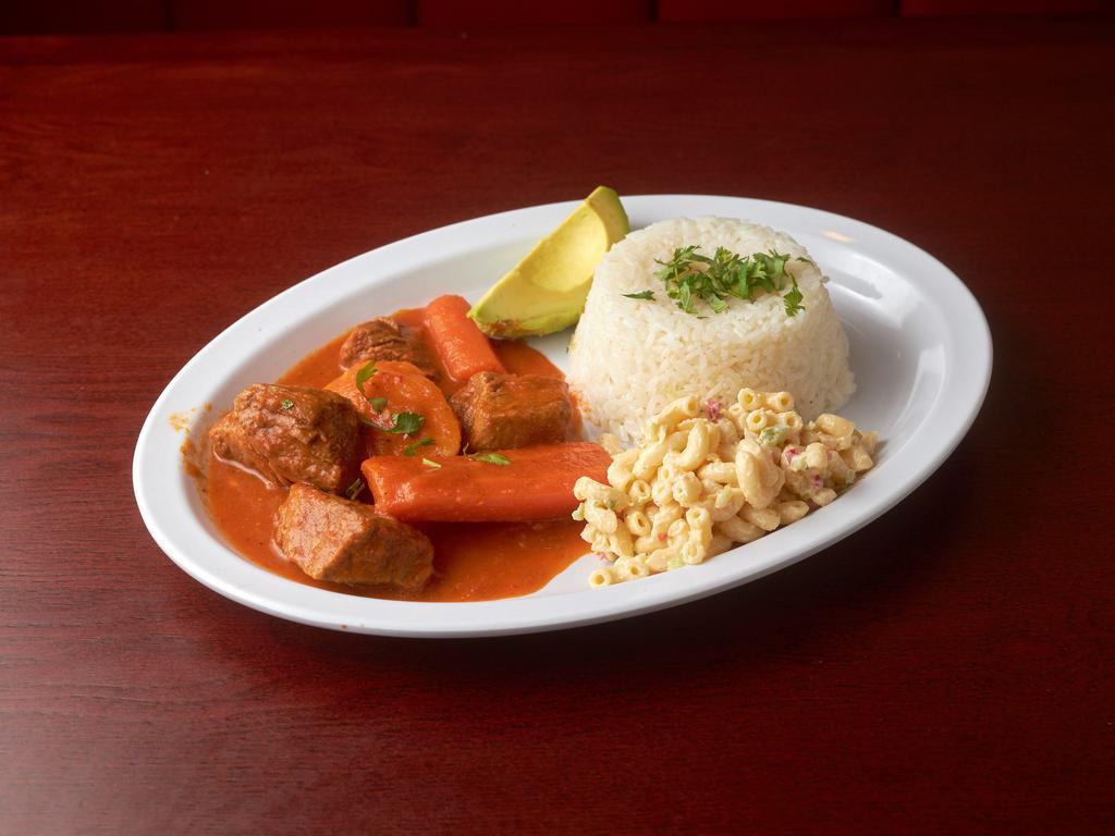 Gulso de Carne · Beef stew. Acompanado con arroz y ensalada. Served with rice and salad.