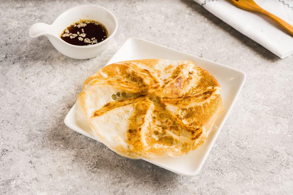 Pan Fried Gyoza Dumplings 煎鸡肉饺子 · 7 pcs