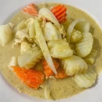 Yellow Curry (V)(GF) · Gluten-free. Spicy. Onoin, carrots, and potato.