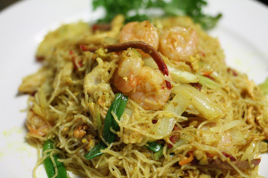 Singapore Mei Fun · Rice noodle shrimp, pork, chicken, and vegetable with spicy curry