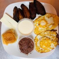 #5. Desayuno · Breakfast. Dos huevos, platano maduro, frijoles, queso, crema y un pan. 2 eggs, fried planta...
