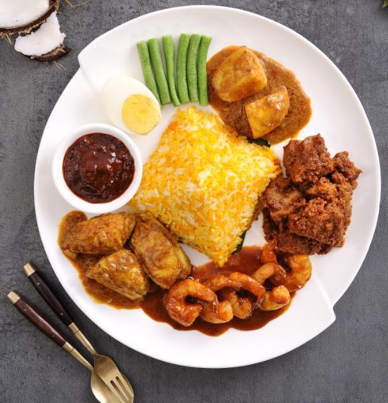 (R13) Biryani Rice with Curry Chicken, Beef Rendang & Sambal Shrimp (黄金饭配咖喱鸡，仁当牛肉+叁巴虾) · 