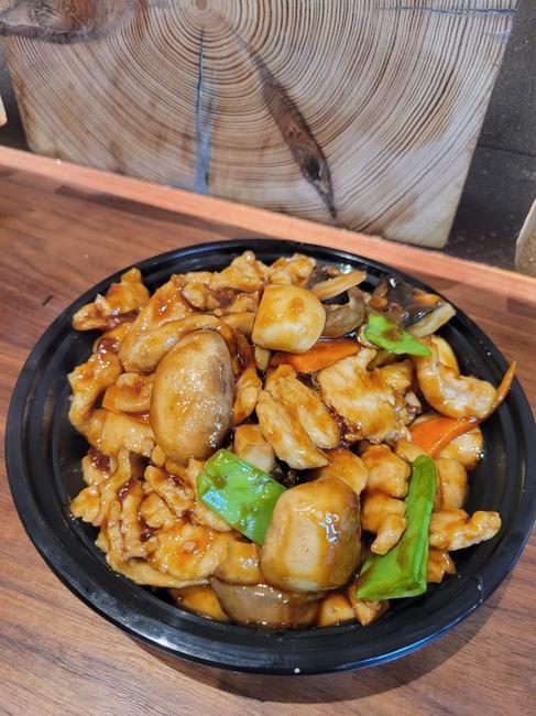 CHICKEN W, MUSHROOM · Sauted mix chicken w, mushrooms, wok done, w chef savory sauce