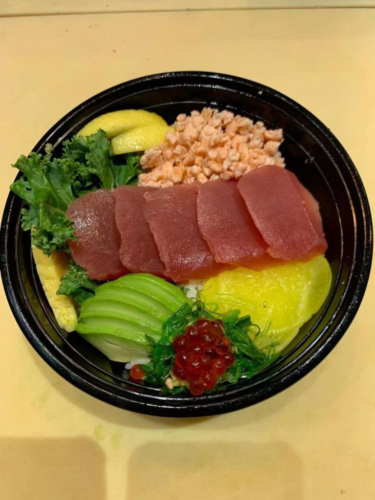 Tuna Donbury · 5 PCs tuna . Seaweed salad . Avocado .and oshinko over sushi rice.miso soup come with it 