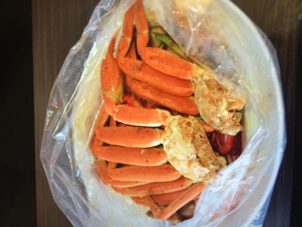Snow Crab Boil · Snow crab, shrimp,mussels, crawfish, corns, potatoes.
Choose your sauce: butter garlic, Cajun ，old bay or spicy sauce. Choose your level of spiciness: mild, medium, hot