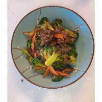 B1. Broccoli Beef · Stir fry beef cook with the broccoli and carrots homemade brown sauce.Large size