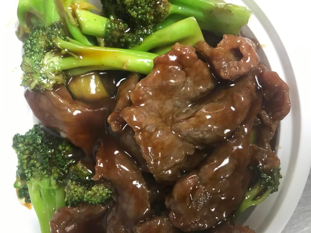 C11. Beef with Broccoli Combo Plate · Served with roast pork fried rice and egg roll.