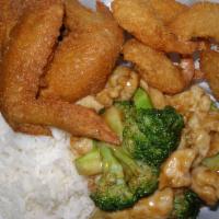 2 Chicken Wings And 6 Baby Shrimp With Chicken Broccoli · served with white rice