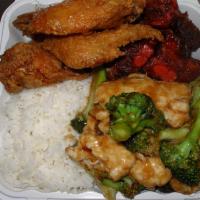 2 Chicken Wings And Spare Ribs Tip With Chicken Broccli · served with white rice