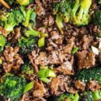 Beef with Broccoli  · Carne con broccoli.