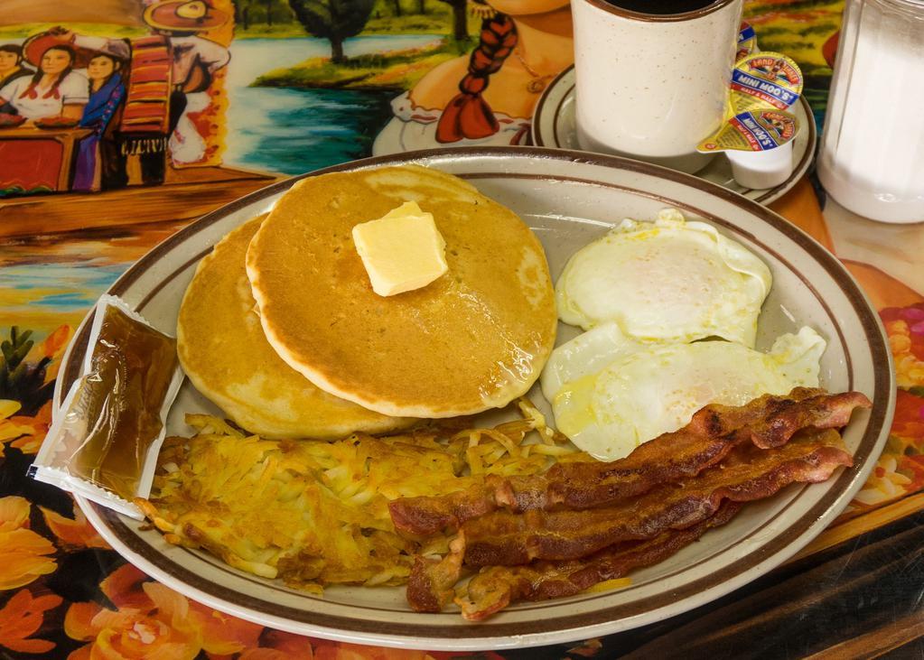 Desayuno con Pancake · 2 huevos al gusto, 2 tocino o jamon, hashbrowns o frijolitos pan tostado o tortilla.