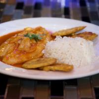 Pescado al Mojo de Ajo · White fish filet in garlic sauce. Served with white rice and tostones.