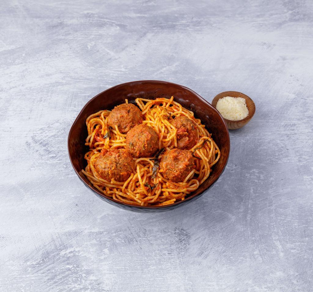 Spaghettini con Polpettine · Spaghetti with meatballs in tomato sauce.