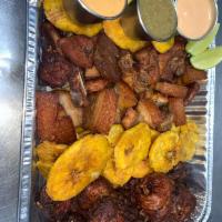 picadera Dominica small tray · Fried pork chunks ,fried chicken chunks,fried pork chop,fried green plantains 