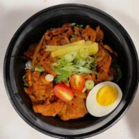 R6 韩式辣酱猪肉饭 Spicy Pork Rice Bowl · Traditional Korean meat dish made by marinating spicy pork in seasoning and adding vegetables.