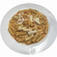 Rigatoni Vodka · Rigatoni in our special vodka pink cream sauce with prosciutto and mozzarella. Served with s...