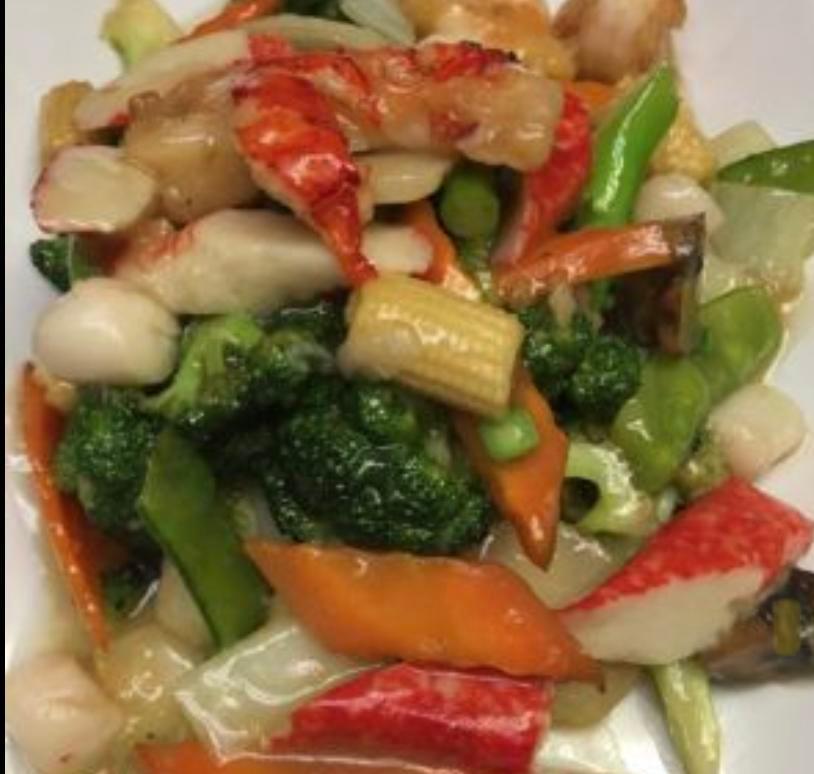 S5. Seafood Deluxe · Lobster, jumbo shrimp, scallop and crabmeat and Chinese vegetable in chef's special sauce. Choice of rice.