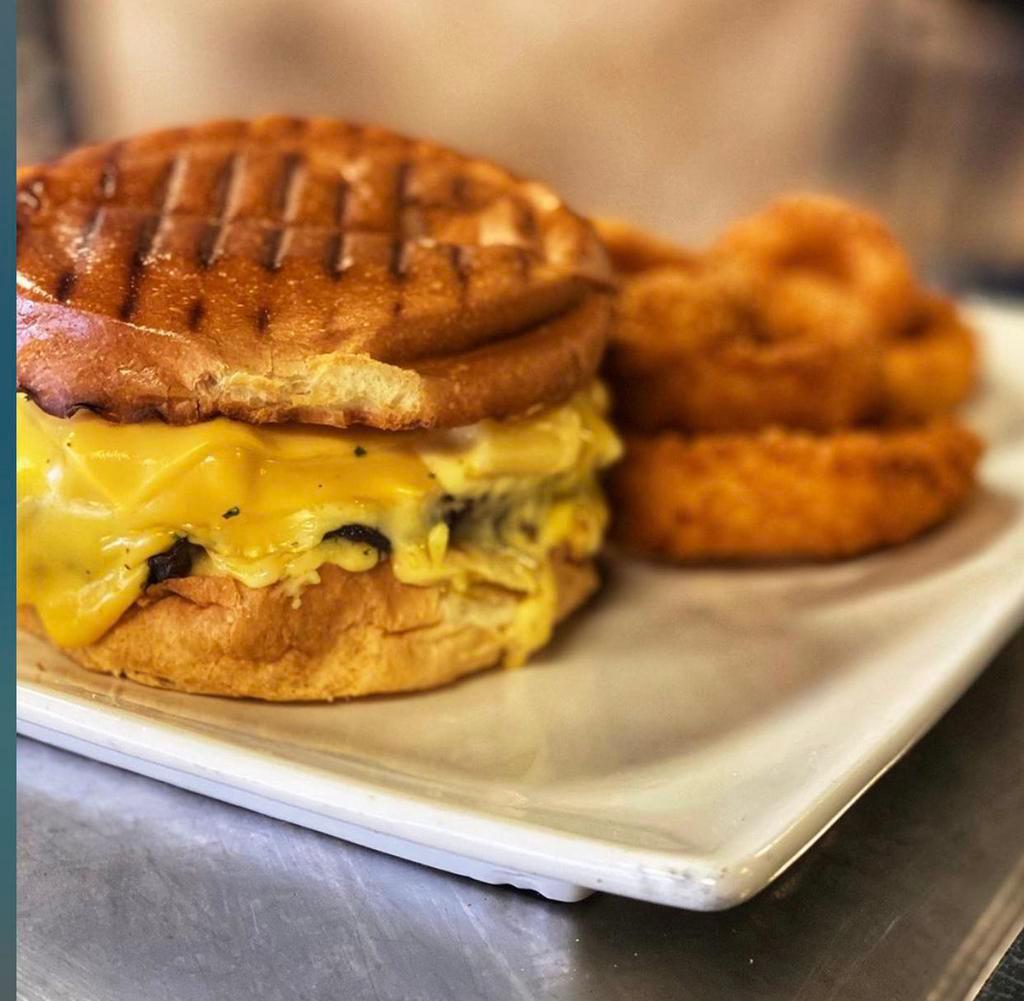 Mac and Cheese Burger ·  Served with pickles and choice of french fries or onion rings. 