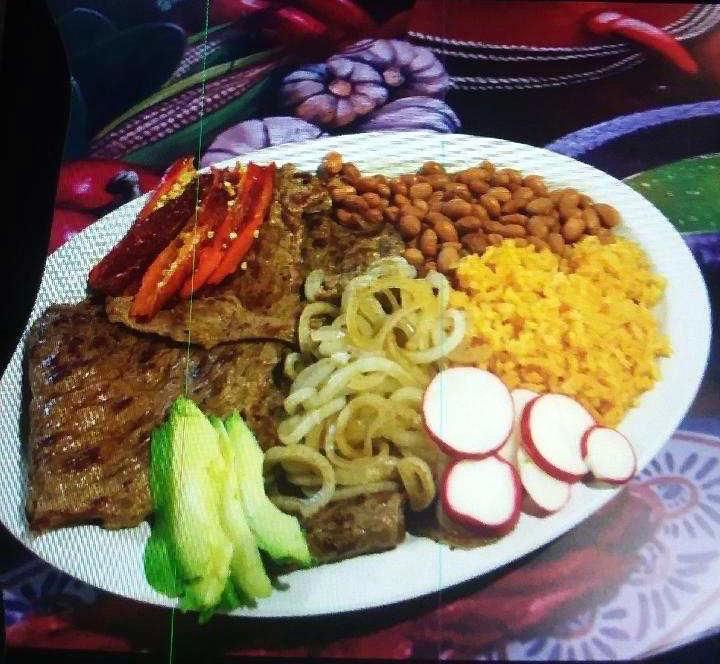 Bistec Encebollado · Dos bistek asados con cebolla, arroz y frijoles/
Two roasted steaks with onion, rice and beans