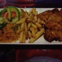 Pollo Empanizado · Pechuga empanizada con arroz, ensalada y papas fritas/
Breaded chicken with rice, salad, and...