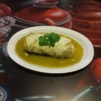 Burito Mojado · Una tortilla de arina con frijoles, arroz, Carne de opccion, lechuga, jitomate, queso, aguac...