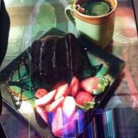 Pastel de Chocolate · Pastel de chocolate con fresas/ Chocolate cake with strawberries