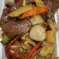S2. Happy Family · Lobster, scallop, jumbo shrimp, chicken, beef and pork with mixed vegetables.