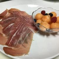 Prosciutto e Melone · Sliced prosciutto with arugula salad and fresh melon.