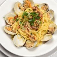 Spaghetti Alle Vongole · Spaghetti with clams, garlic and olive oil. white sauce or red sauce.
