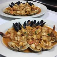 Romeos Frutti di Mare · Shrimp. Clams, Mussels, Calamari and Scallops in lightly spicy tomato sauce served over ling...