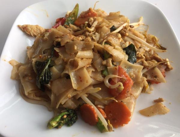 Dinner Pad Kee Mao · Drunken noodle. Stir fried wide rice noodles with basil, bell pepper, tomato and broccoli.